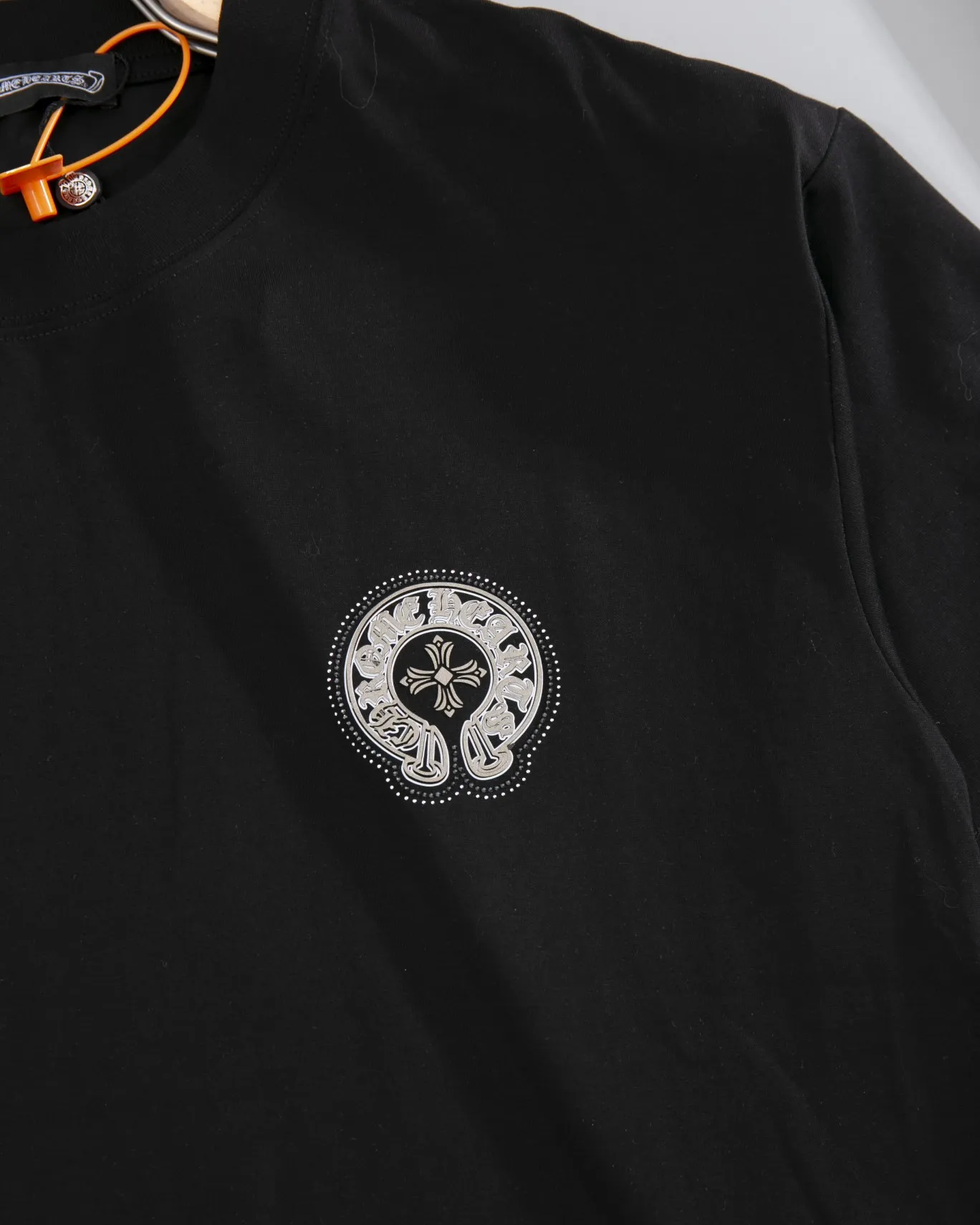 P190 CHROME HEARTS hot-drilled short-sleeved T-shirt. The front and rear panels are marked with high-end hot-drilled flower craftsmanship. The fabric is comfortable and soft, and the high-end washing water is used. The ribs are customized and dyed in the same cylinder. Three standards are complete, the official website is synchronized, and the original mold is opened. The same style for men and women. It is also a practical item that is necessary for daily use. Color: Black White Pink Size: S M L XL